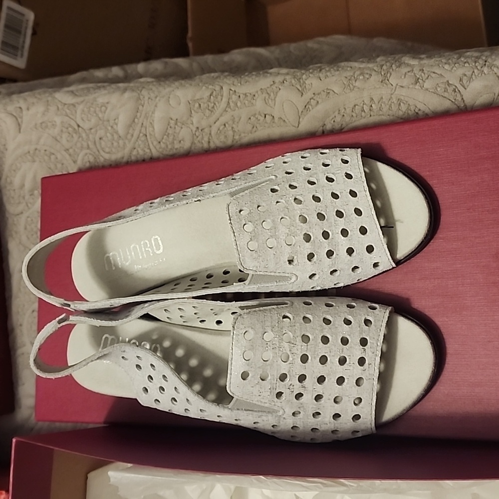 Munro shoes, size 6m-silver metallic